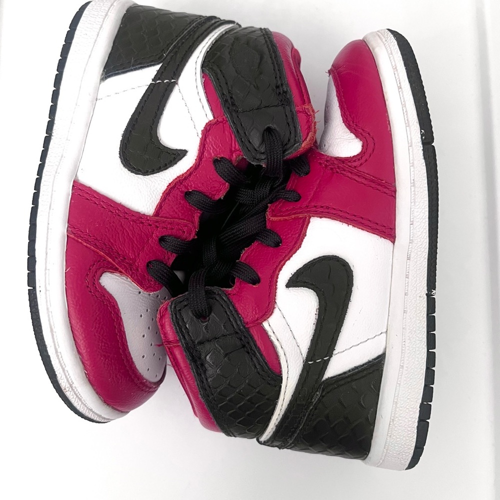 Jordan 1 Retro High
Satin Snake Chicago (PS)